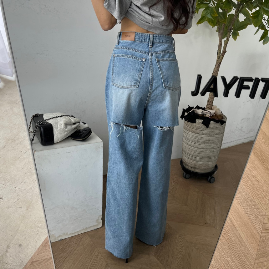 Loose-fitting denim trousers with cut back