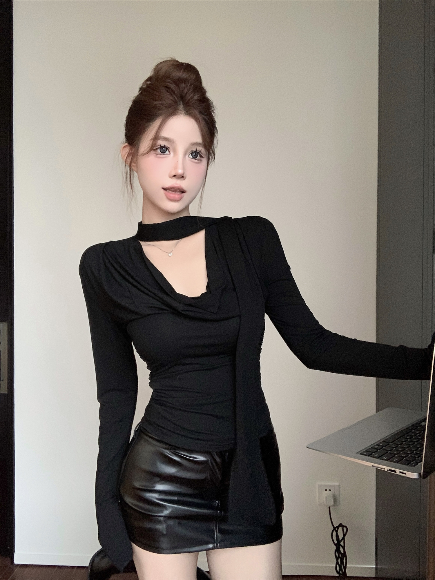 Actual shot ~ multi-wear niche design autumn new hot girl black streamer V-shaped collar slimming long-sleeved T-shirt