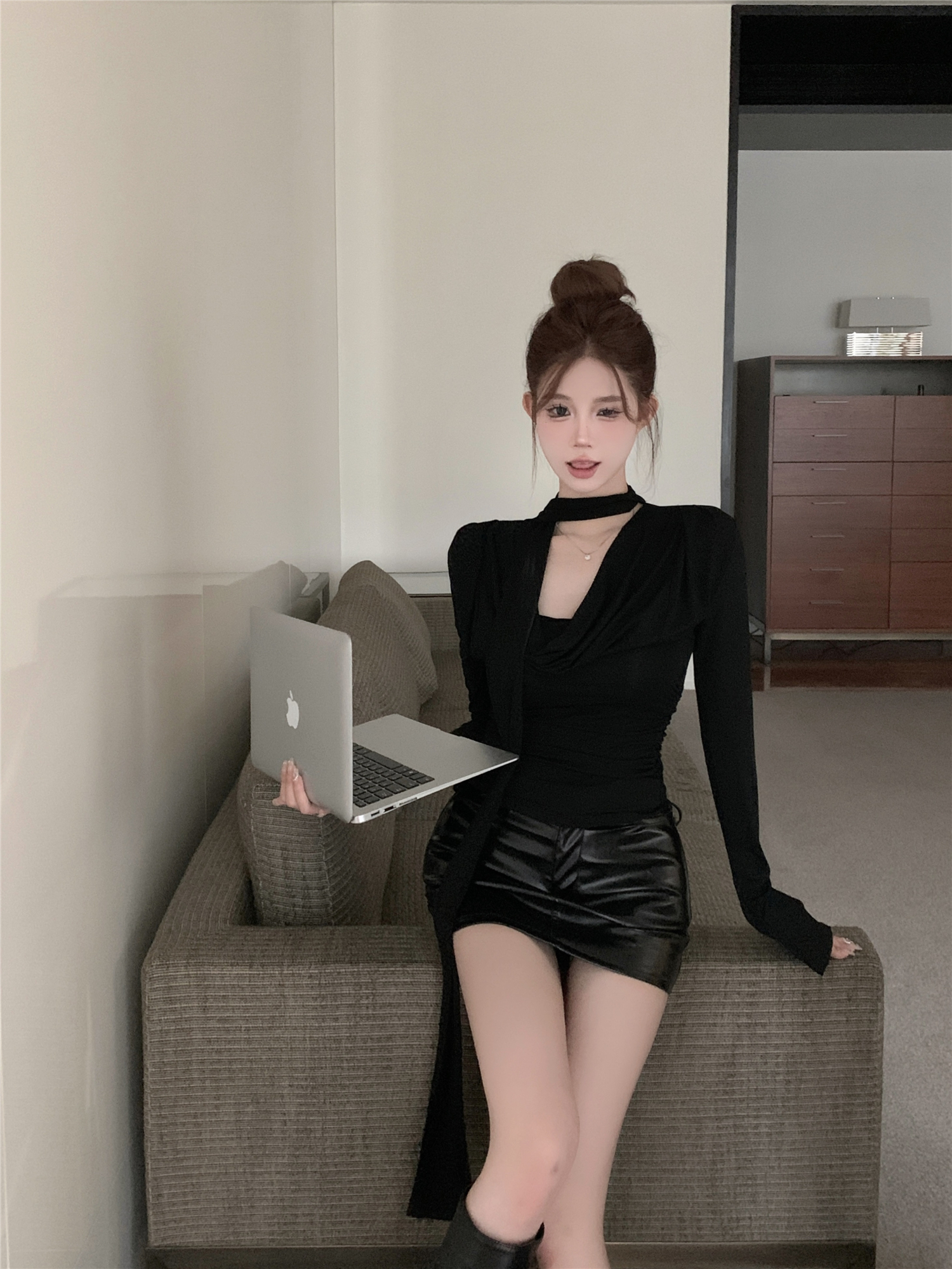 Actual shot ~ multi-wear niche design autumn new hot girl black streamer V-shaped collar slimming long-sleeved T-shirt