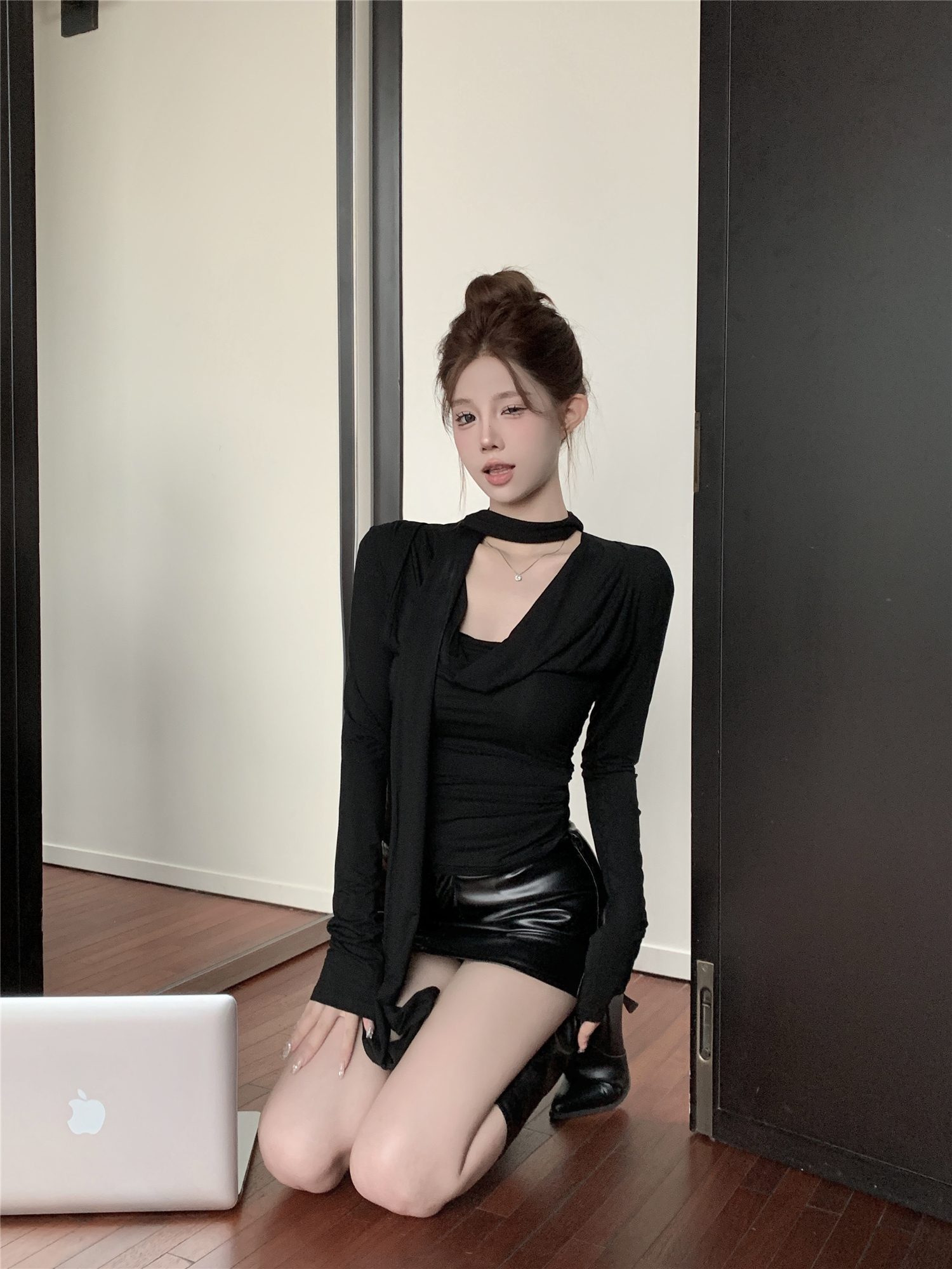 Actual shot ~ multi-wear niche design autumn new hot girl black streamer V-shaped collar slimming long-sleeved T-shirt