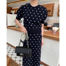 批发<b class='q'>韩</b>国高级感复古气质百搭圆领短袖针织衫+波点半身裙女套装