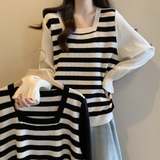 批发实拍~胖MM大码假两件条纹拼接长袖针织衫设计感方领上衣