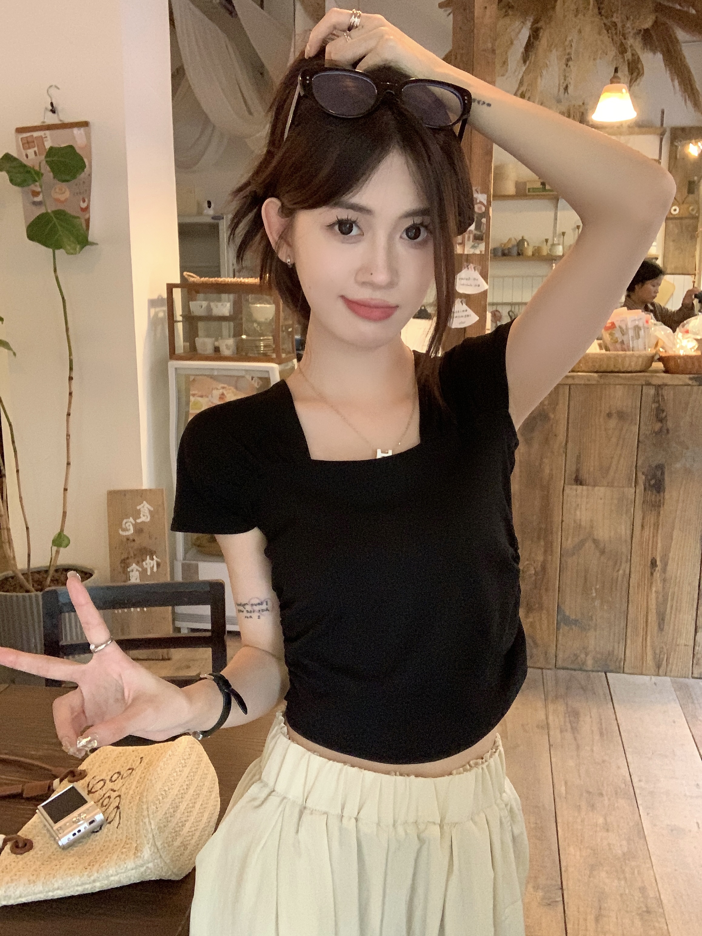 정가 실사 달콤한 핫걸 광장 칼라 긍정적 인 어깨 반팔 티셔츠 검정색 디자인 센스 작은 대중 Chic 몸매 가꾸기 쇼트 스타일 맨위