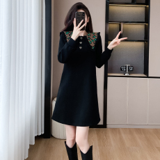 批发高级感法式<b class='q'>娃娃</b>领<b class='q'>连衣裙</b>秋冬宽松中长款减龄显瘦赫本小黑裙百搭