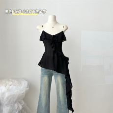 批发串珠<b class='q'>透明</b><b class='q'>肩带</b> 黑色V领荷叶边斜下摆背心 女夏设计感吊带