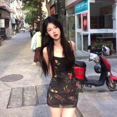 批发法式复古风独特彩色印花吊带<b class='q'>裙</b>气质高级感显瘦性感包臂连衣长<b class='q'>裙</b>