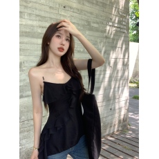 批发实拍实价 串珠<b class='q'>透明</b><b class='q'>肩带</b> 黑色V领荷叶边斜下摆背心设计感吊带