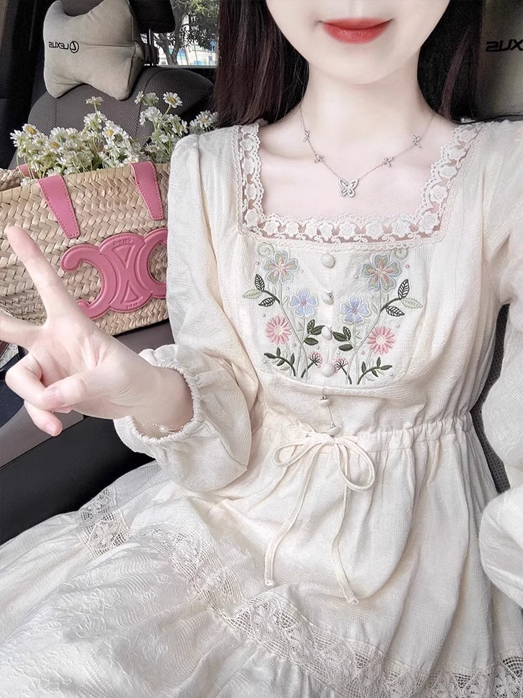法式高級感刺繡花方領連衣裙女秋季新款復古顯瘦收腰海邊度假長裙