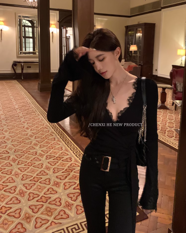 何晨曦 黑色性感v領蕾絲拼接綁帶上衣女設計感修身長袖打底衫內搭