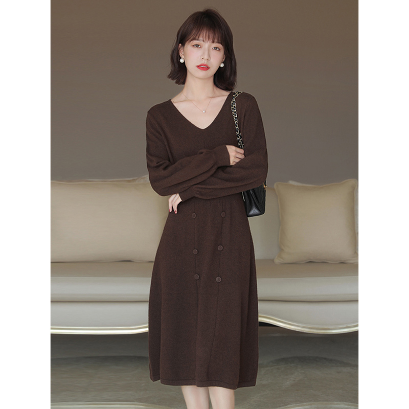 V넥 이중 버튼 니트 여성 드레스 가을 허리 수축 슬림해 보이는 중간 길이 긴팔 인사이드 가져 가라. 품격 만나는 스웨터 드레스