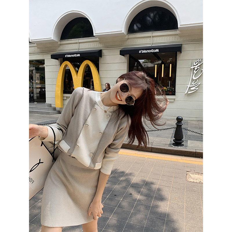 작은 샤넬 스타일 패션 패치워크 품격 니트 세트 가을 새로운 몸매 가꾸기 슬림해 보이는 디스플레이 높음 스웨터 미니 스커트 투피스 세트