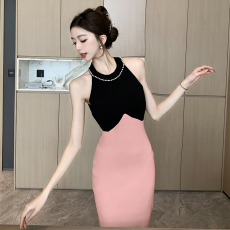 批发实拍<b class='q'>高端</b>精致挂脖<b class='q'>连衣裙</b>女夏季新款时尚洋气撞色针织吊带裙设计感