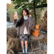 批发韩版两粒扣设计感纯色针织开衫女秋冬季新款宽松百搭短裤毛衣外套