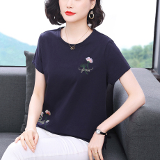 批发实拍2026年夏季新款时尚气质中年妈妈宽松显瘦刺绣圆领套头T恤女