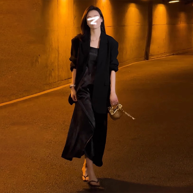 赫本風黑色吊帶連衣裙子女2024新款早初春季海邊度假西裝套裝長裙