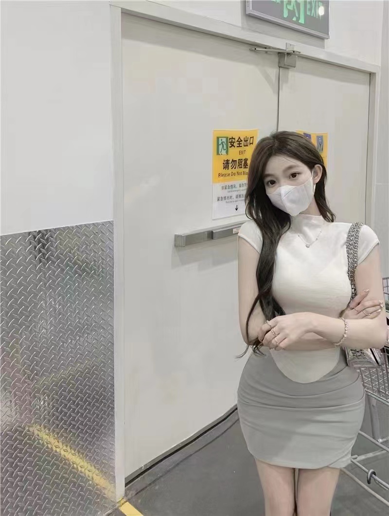 小眾純色氣質設計感開叉褶皺T恤女春夏新款收腰修身打底上衣
