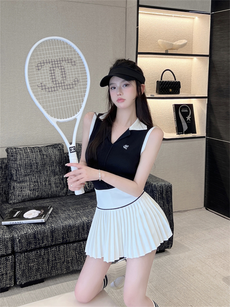 Real shot of black casual sports POLO shirt + college style versatile pleated skirt