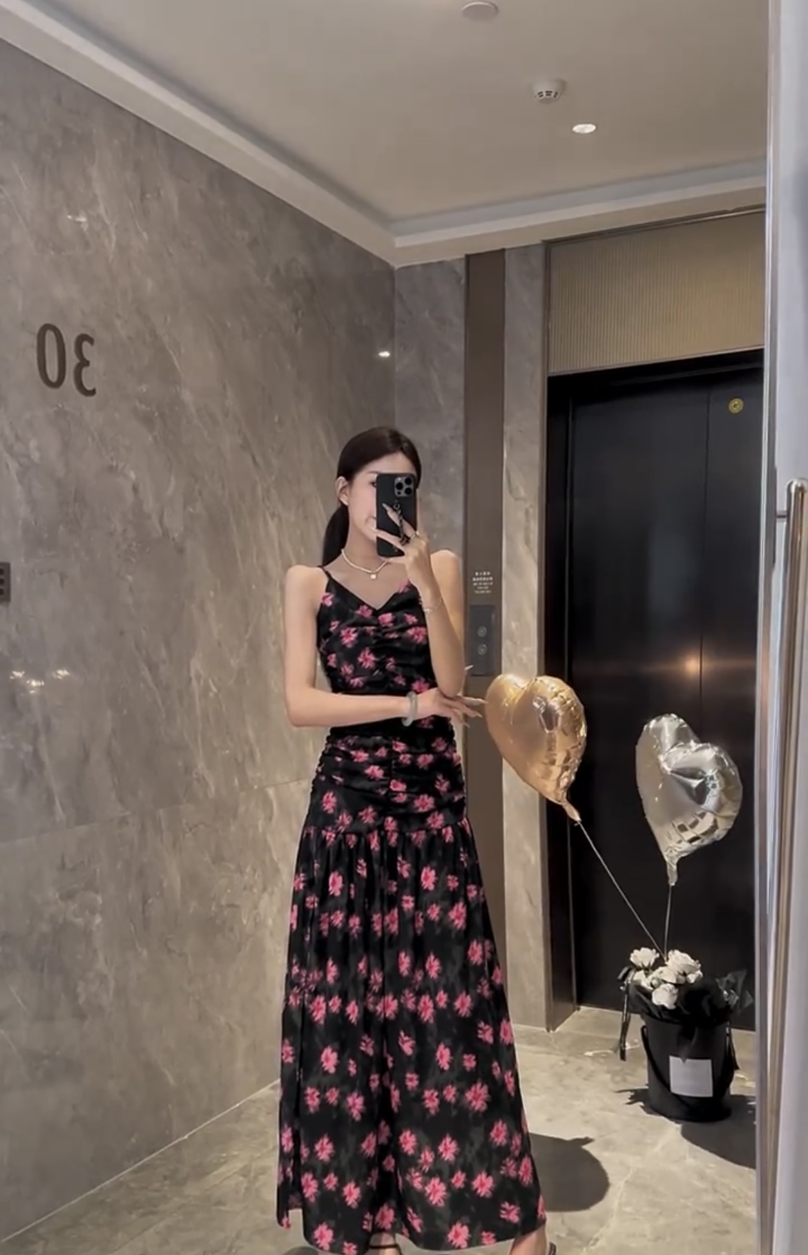 Temperament Hong Kong style V-neck side slit pleated floral suspender dress women's design high waist slim midi skirt trendy