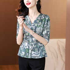 批发妈妈夏装洋气高端V领印花衬衫女2022新款<b class='q'>中袖</b>时尚减龄碎花上衣女
