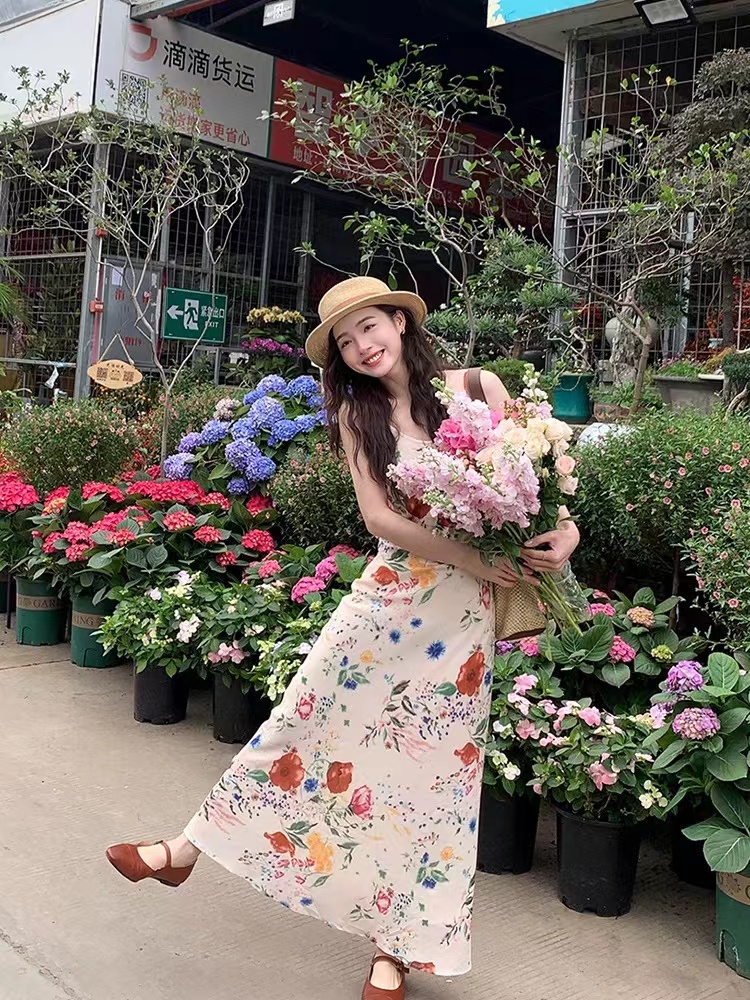 法式氣質碎花吊帶連衣裙女春夏季新款收腰顯瘦海邊度假沙灘裙長裙