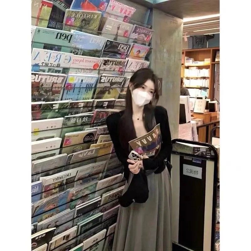 早春季新款女裝小個子茶系穿搭旅遊開衫灰色吊帶連衣裙子套裝