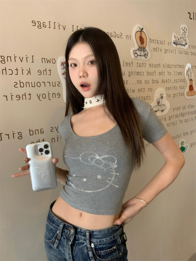 Real shot of U-neck hot diamond gray short-sleeved T-shirt for women, high-end pinch waist, sweet and spicy, unique and chic small top, short style