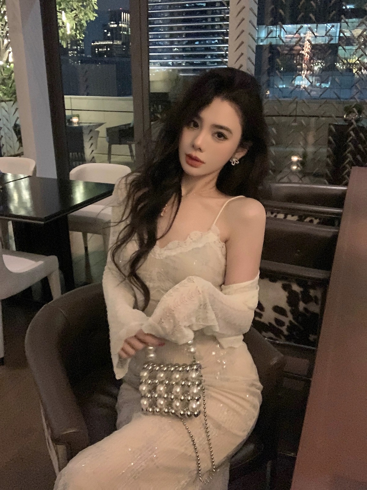 邱肉瑤 白色亮片蕾絲v領修身吊帶裙女春季新款純欲連衣裙短款開衫