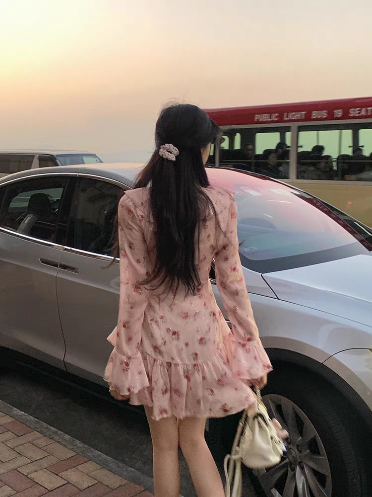 法式純欲荷葉邊碎花連衣裙子女收腰氣質設計感小眾不規則短裙春