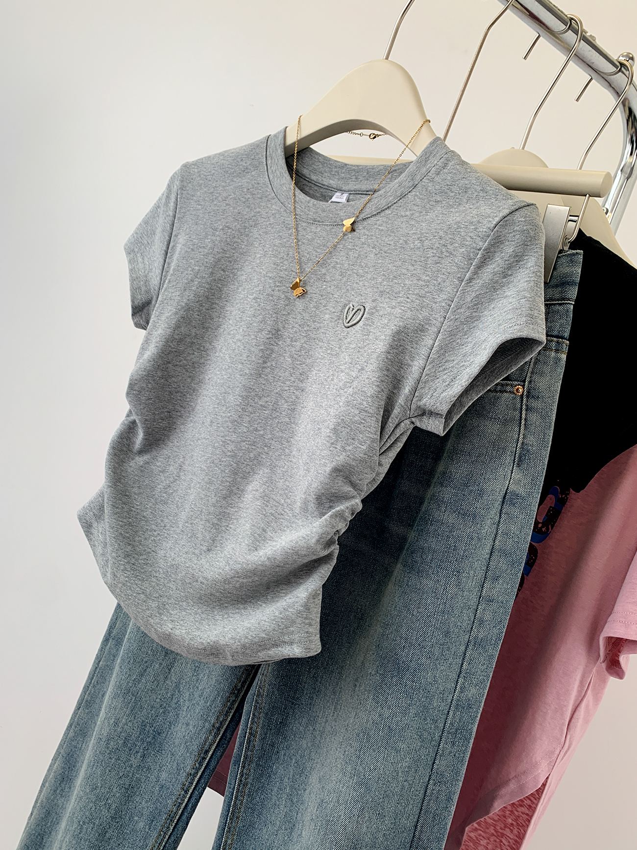灰色愛心刺繡短款短袖t恤女夏季2024新款設計感修身正肩體恤上衣