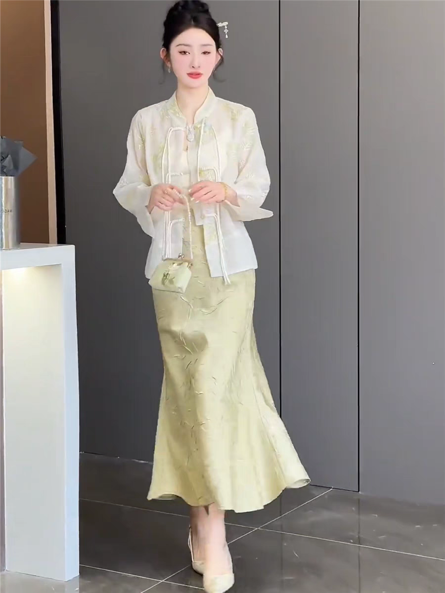 周粥綠蝶上衣+翡翠半裙緞面肌理感魚尾半身裙套裝