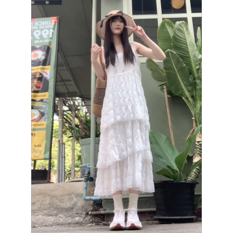 茶歇法式白色吊帶連衣裙子女春季2024年新款高級感海邊度假風長裙