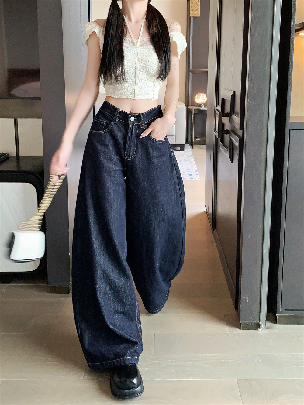 Real shot of American high street wide-leg jeans for women in autumn and winter, washed loose high-waisted straight floor-length trousers