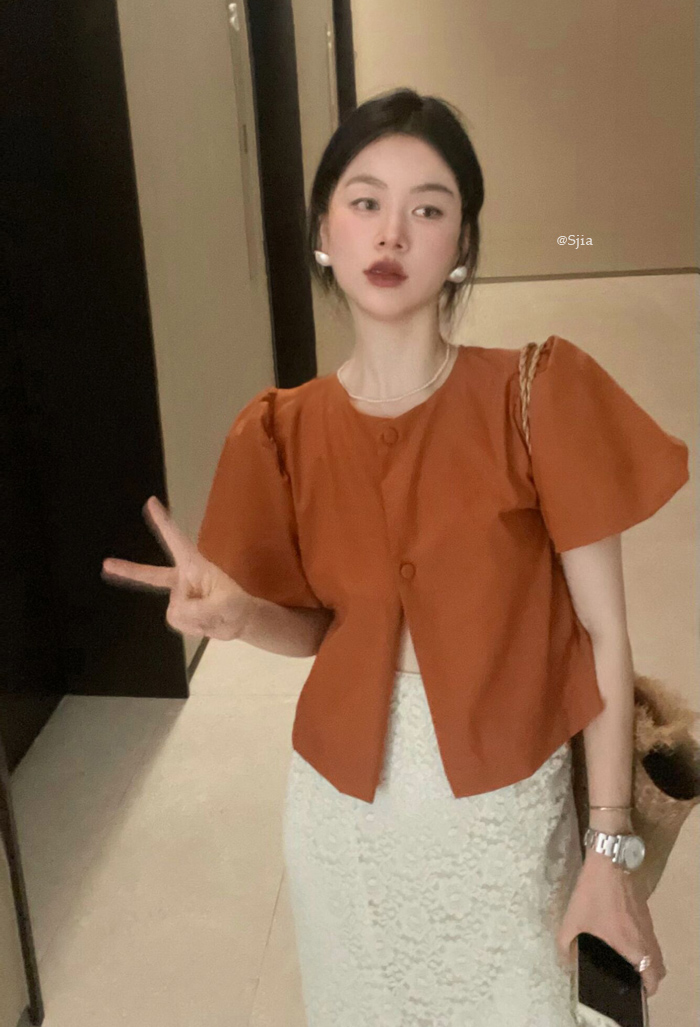 실사 정가 프랑스식 거품 소매 디스플레이 화이트 호박 색상 라운드 넥 부서 버클 셔츠