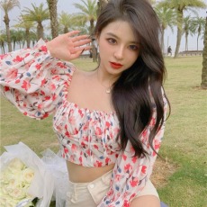 批发秋冬方领碎花<b class='q'>欧美</b>风泡泡法式短款新款辣妹长袖上衣<b class='q'>欧美</b>性感薄款