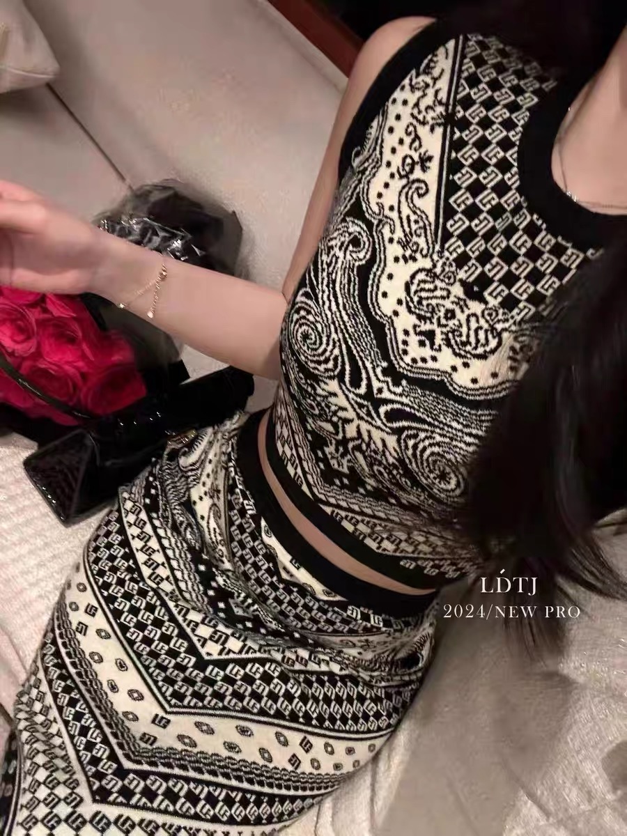 LDTJ high-end knitted sweater spring new Baman celebrity temperament sexy slim contrast top hip-covering skirt suit for women