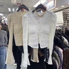 批发有货十三行秋冬设计感复古风V领花边排扣显瘦泡泡袖咖啡<b class='q'>衬衫</b>上衣