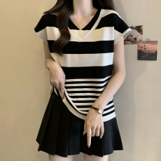 批发大码女装小众设计感飞飞袖黑条纹V领女胖MM显瘦遮肚立体感T恤上衣