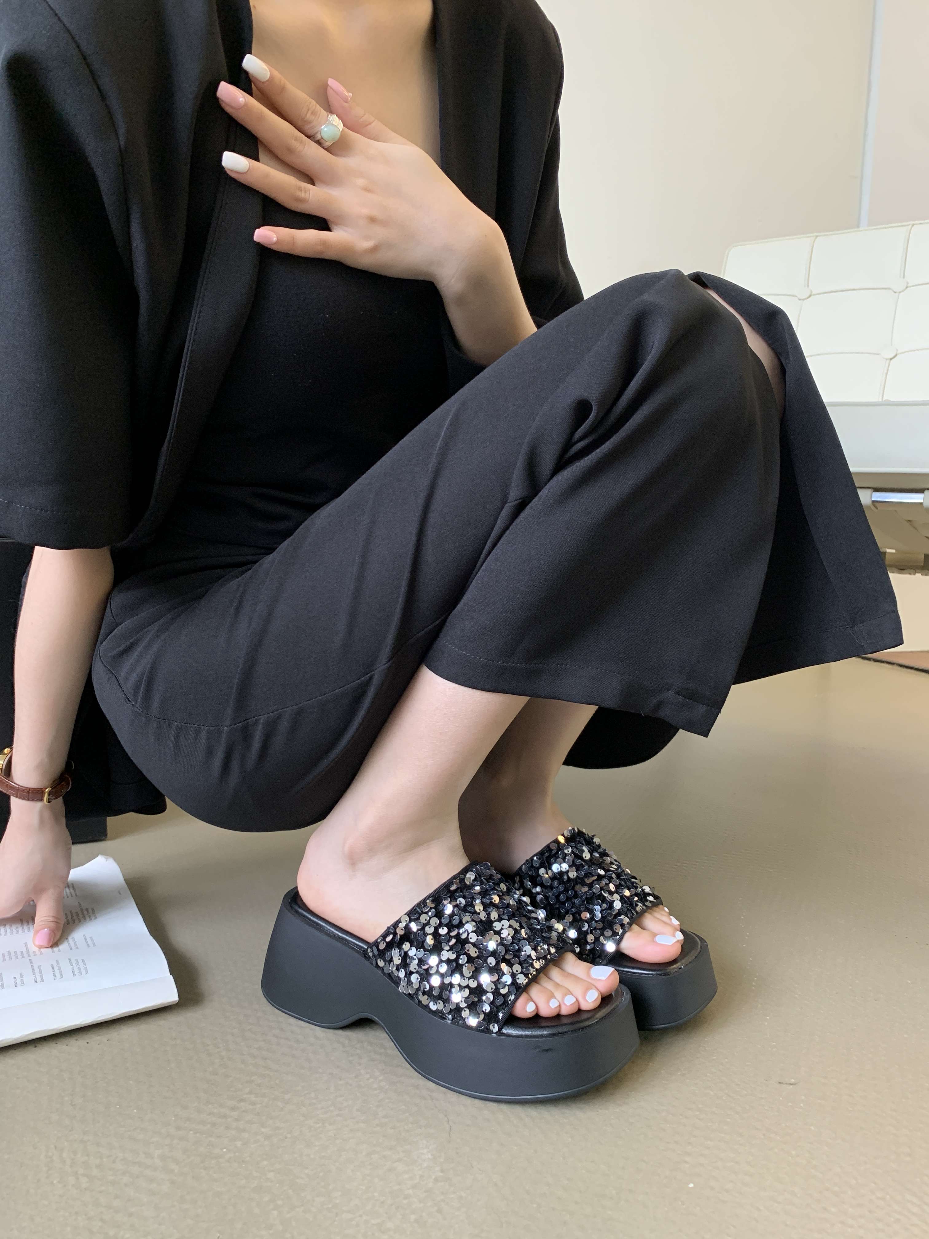 外穿厚底凉拖鞋女2024夏季新款亮片小众露趾凉鞋一字拖显高休闲鞋