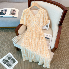 批发实拍大码女装春夏气质显瘦V领碎花<b class='q'>连衣裙</b>胖MM设计感收腰遮肚长裙