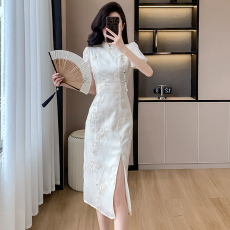 高贵改良旗袍年轻少女款2024白色重工新中式国风开叉连衣裙