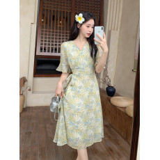 批发实拍大码女装胖MM夏季新款收腰显瘦遮肚气质V领别致碎花<b class='q'>连衣裙</b>