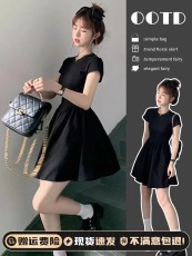 高级感赫本风黑色连衣裙子女夏季2024新款设计感收腰显瘦减龄短裙