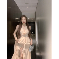 批发<b class='q'>实拍</b>实价V领挂脖连衣裙度假风温柔气质木耳边露背长裙