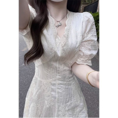 批发原版质量 法式泡泡袖蕾丝<b class='q'>连衣裙</b>女25夏季新款高级感修身V领长裙潮