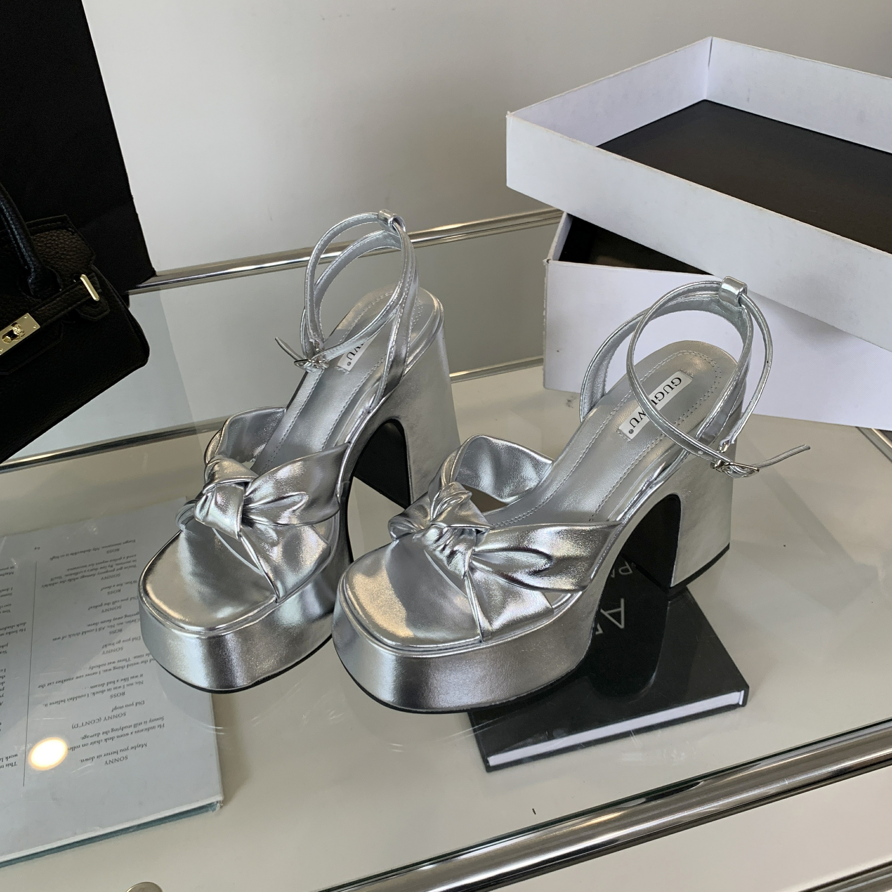 时尚厚底罗马凉鞋女2024夏新款镂空一字带露趾银色粗高跟时装凉鞋