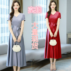 批发实拍2026夏新款醋酸缎面<b class='q'>连衣裙</b>修身气质V领大摆沙滩长裙