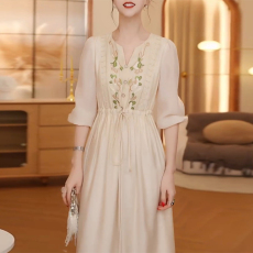 批发2026夏季新款新中式国风重工刺绣<b class='q'>连衣裙</b>女宽松显瘦气质绣花长裙子