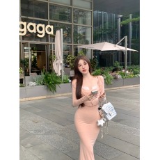 批发实拍 三文鱼粉超显白人鱼<b class='q'>吊带</b>连衣裙开衫两件套