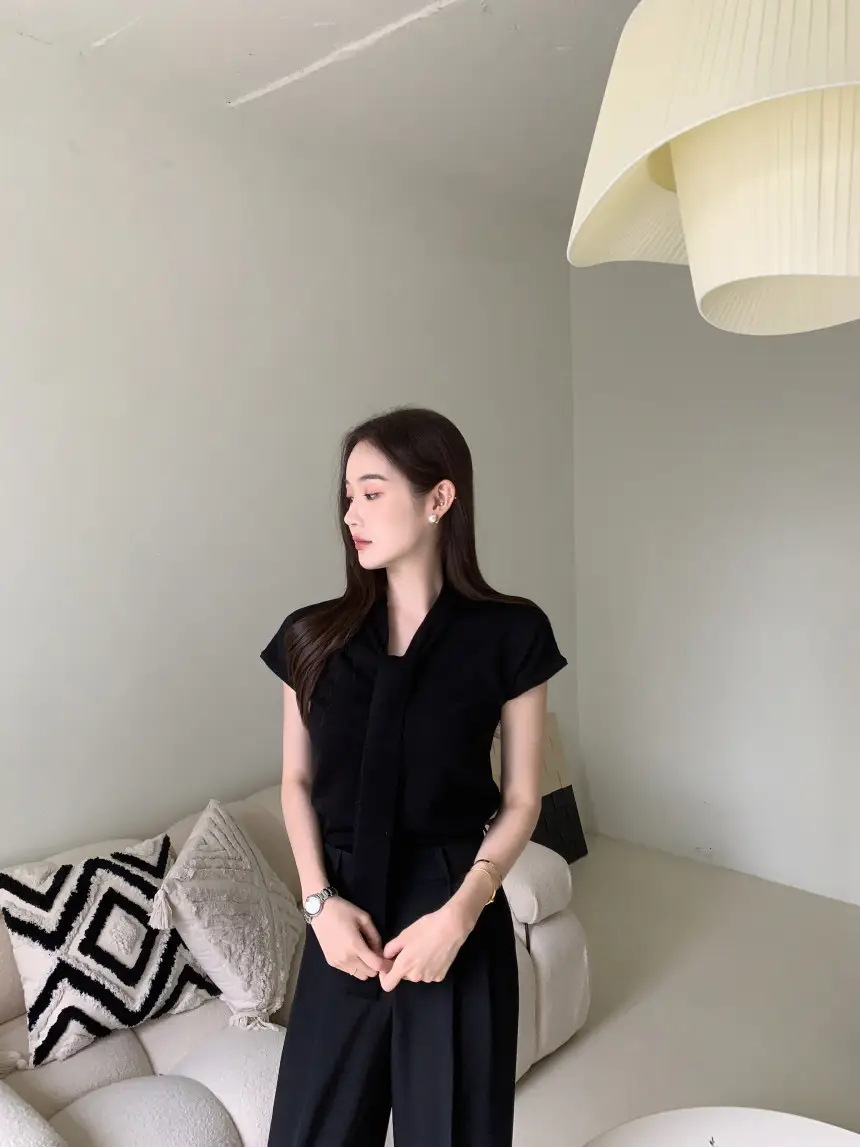 V넥 끈 디테일 반소매 니트 상세 이미지 3