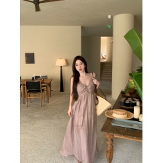 批发实拍 设计感V领吊带<b class='q'>连衣裙</b><b class='q'>女</b>装夏季气质高级性感露肩长款裙子